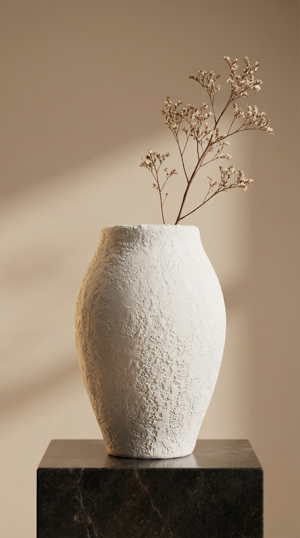 Beyaz uzun dokulu seramik vazo yan görünüm minimalist