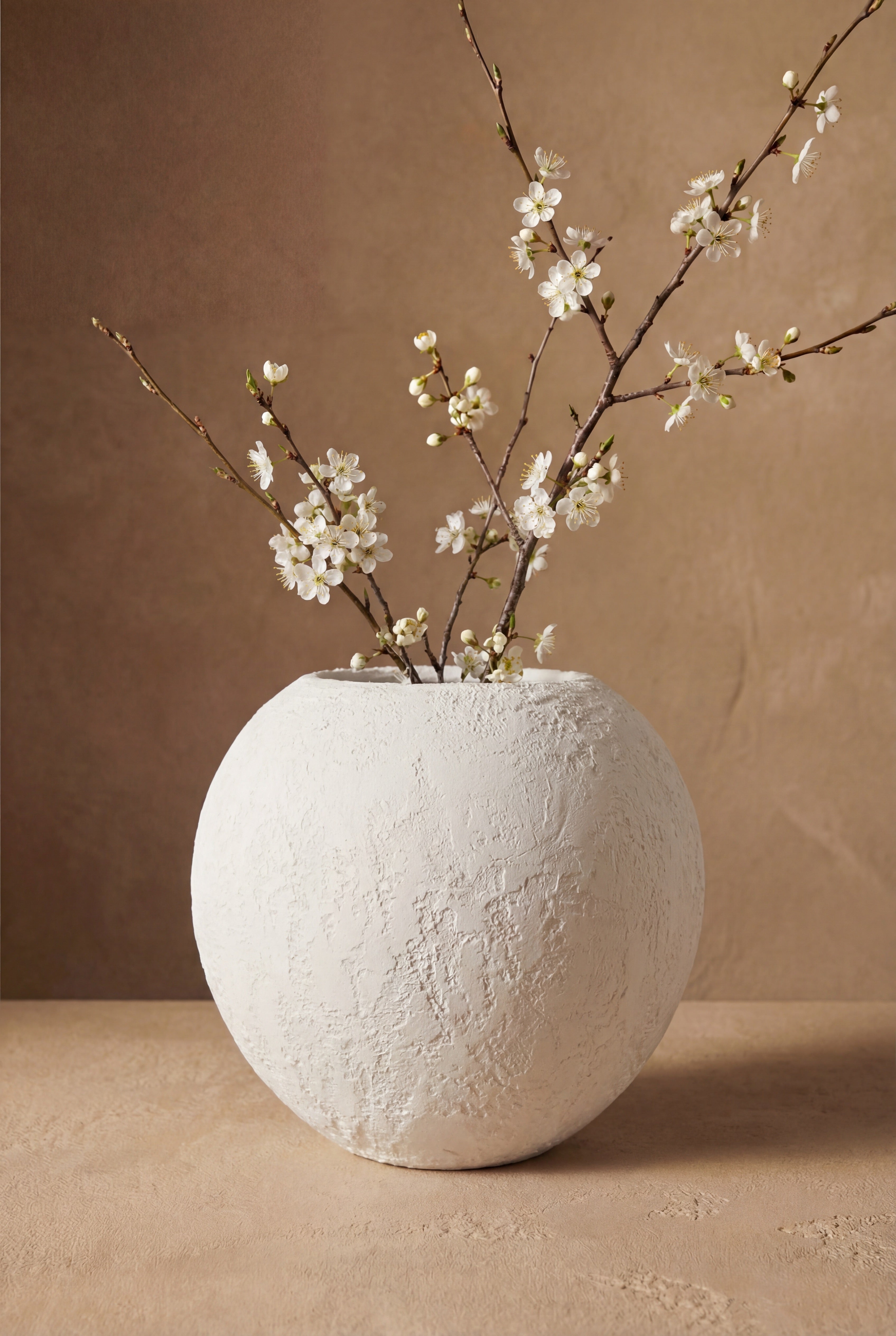 beyaz dokulu  yuvarlak vazo