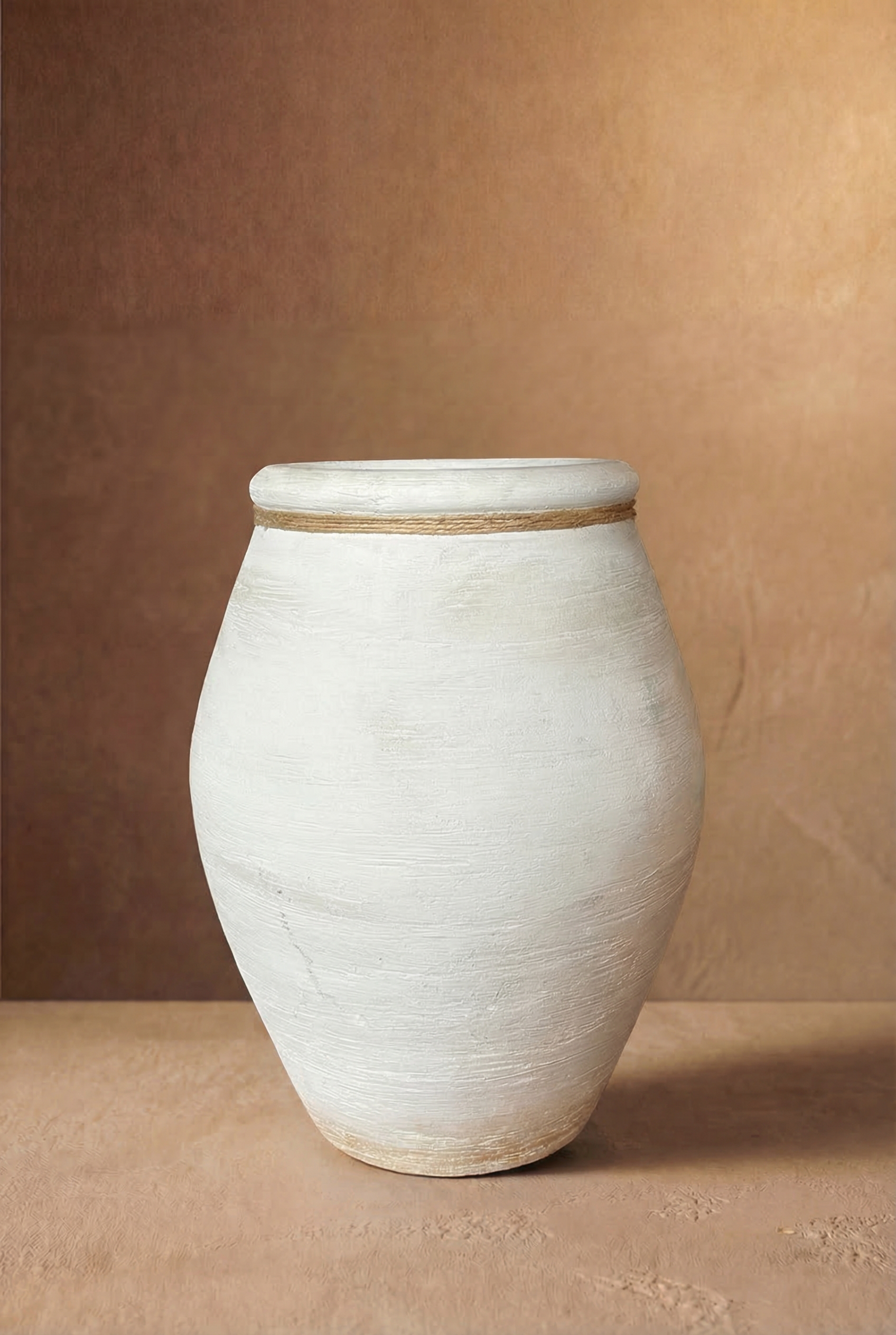 beyaz dokulu urgan detaylı saksı